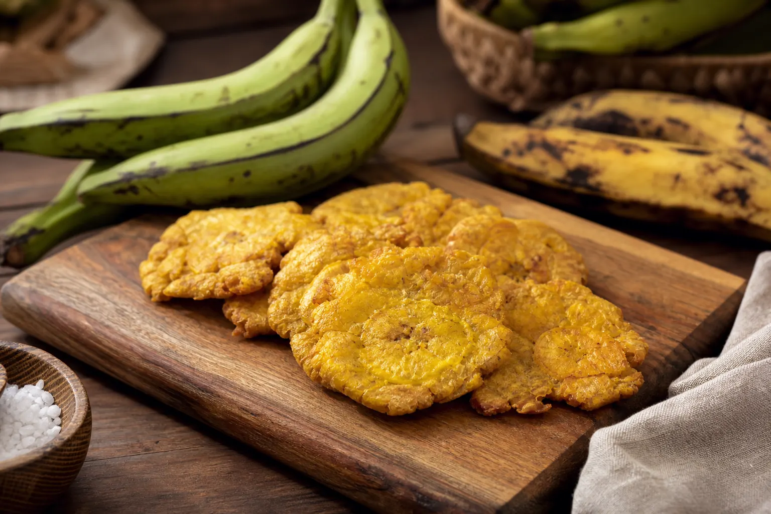 Patacones dorados y plátanos en una cocina caribeña